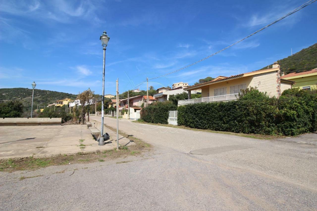 Ampio Appartamento Marina Di Арбус Екстериор снимка