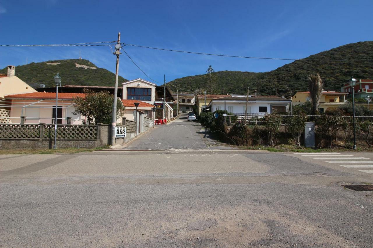 Ampio Appartamento Marina Di Арбус Екстериор снимка